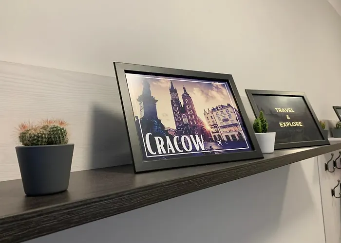 Discover Cracow Aparthostel אכסניה